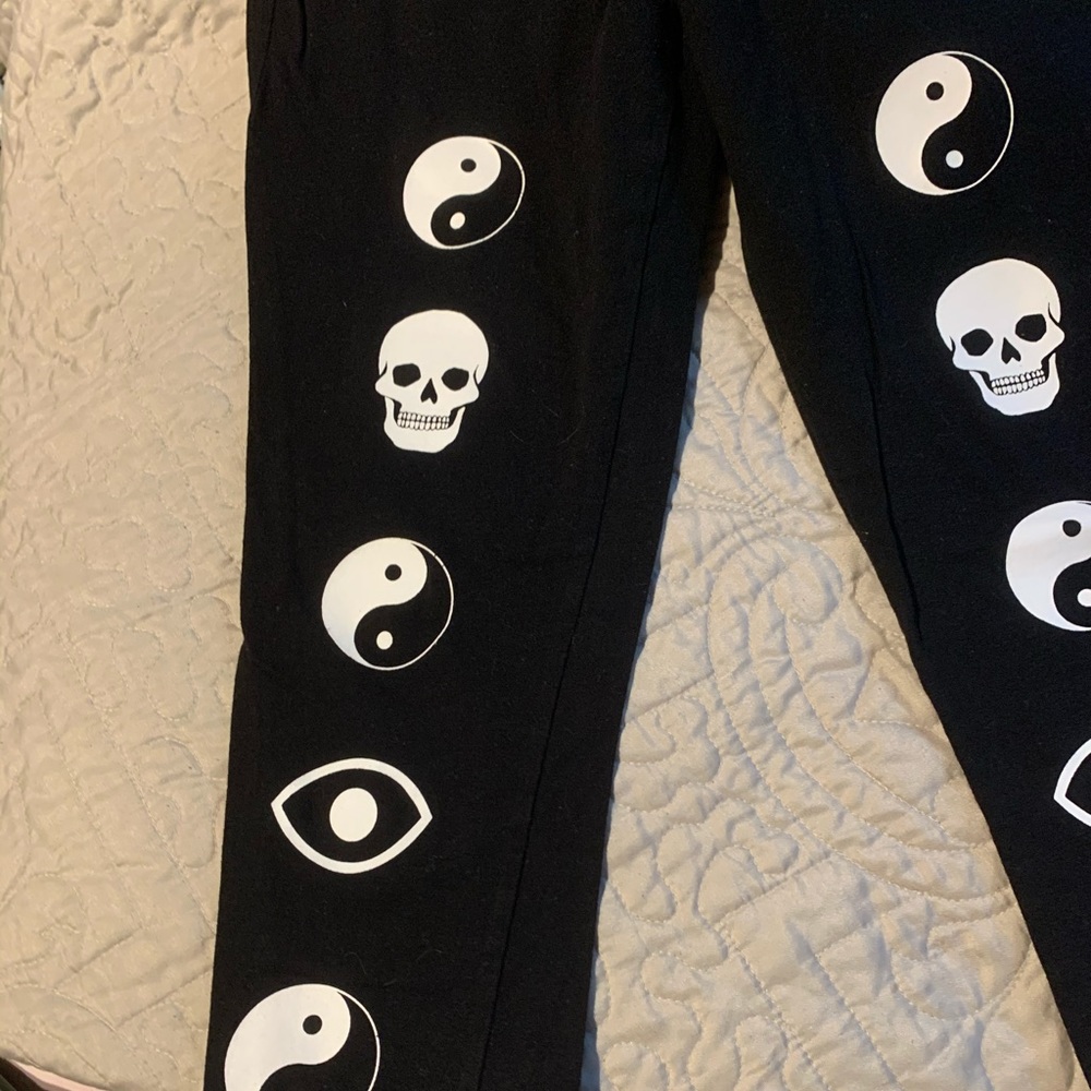 Conspiracy Theory Leggings